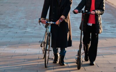 España avanza hacia una movilidad más segura y conectada con nuevas normas para patinetes, bicicletas y motocicletas